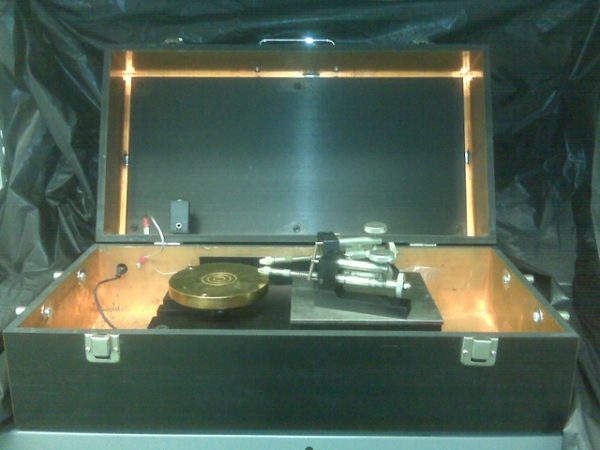 Micromanipulator dark box